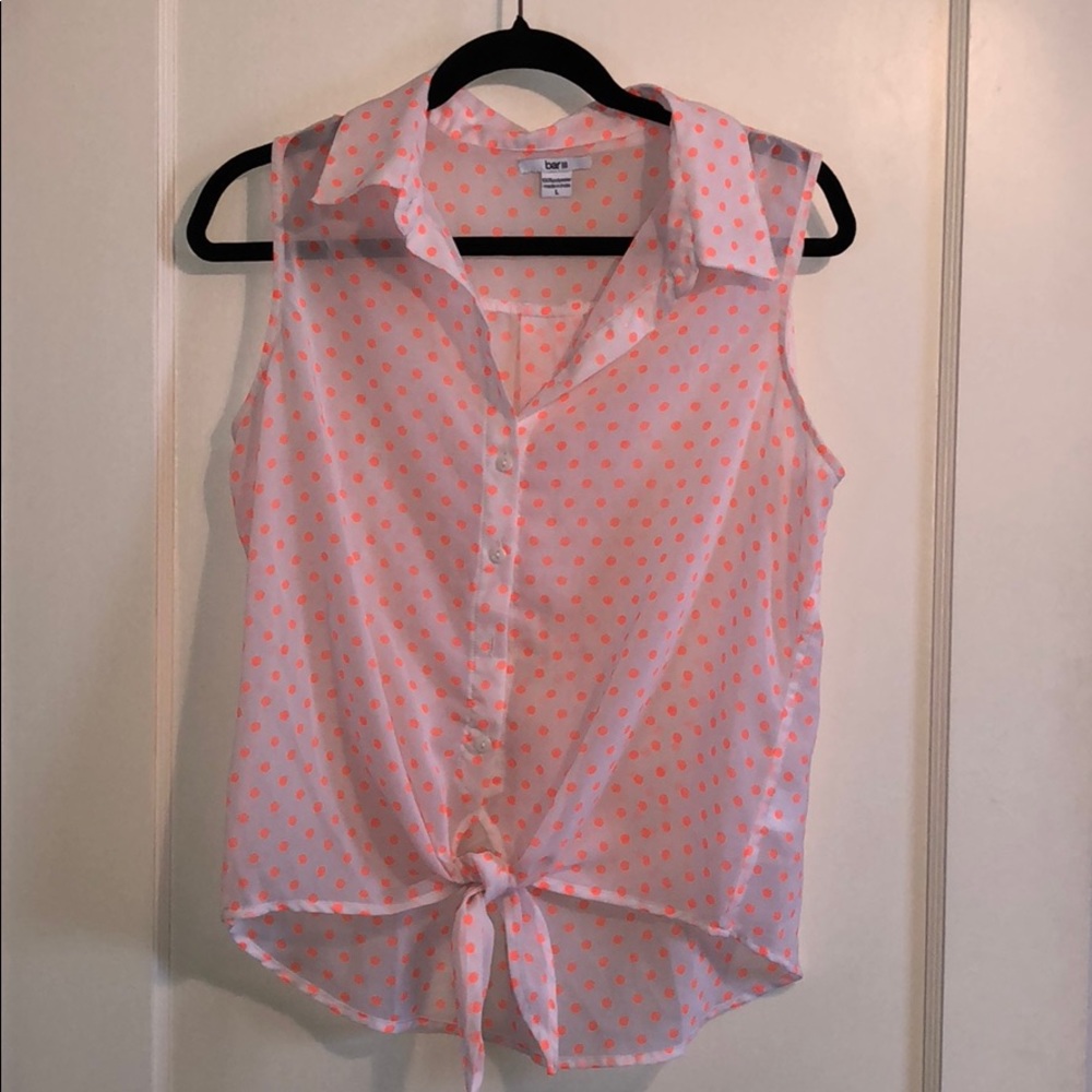 Sleeveless button up top